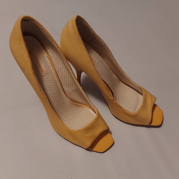 Yellow flirty open toe pumps - Picture 3 of 6